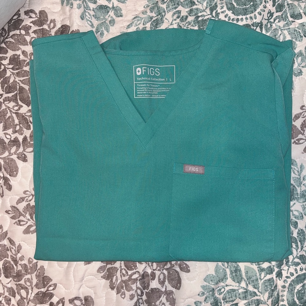 FIGS women's Surgical Green Catarina™ - One-Pocket Scrub Top - L/Surgical Green